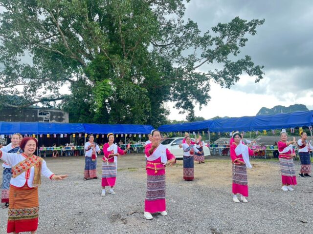 LINE_ALBUM_ก๋วยสลากวัดบ้านดง+วัดท่าสี_250908_79