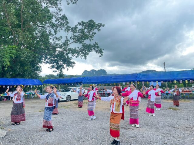 LINE_ALBUM_ก๋วยสลากวัดบ้านดง+วัดท่าสี_250908_81