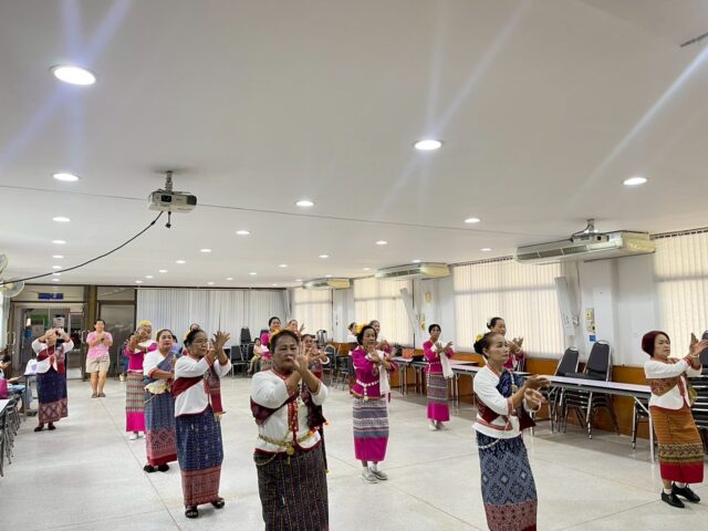 LINE_ALBUM_ก๋วยสลากวัดบ้านดง+วัดท่าสี_250908_91